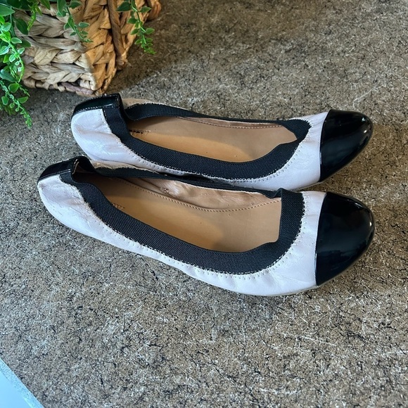 J Crew Mila Size 9 Cream Tan Black Flats Leather Cap Toe Ballet - Picture 1 of 7
